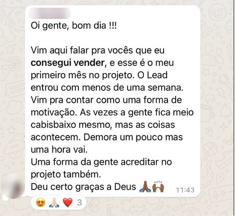 Mensagem de uma corretora no grupo da equipe contando que conseguiu vender com lead da campanha, com nome e foto embaçados