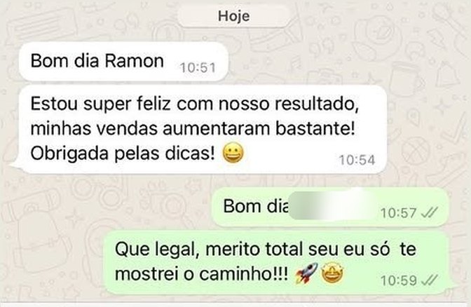 Mensagem de uma cliente de consultoria dizendo que as vendas aumentaram bastante, com o nome dela embaçado
